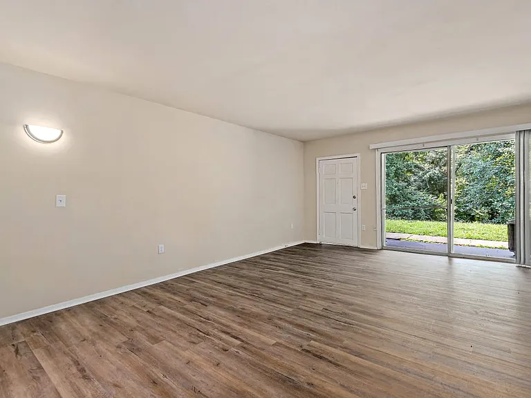 Blue Ridge Crossing Apartments & Townhomes — Photo 8