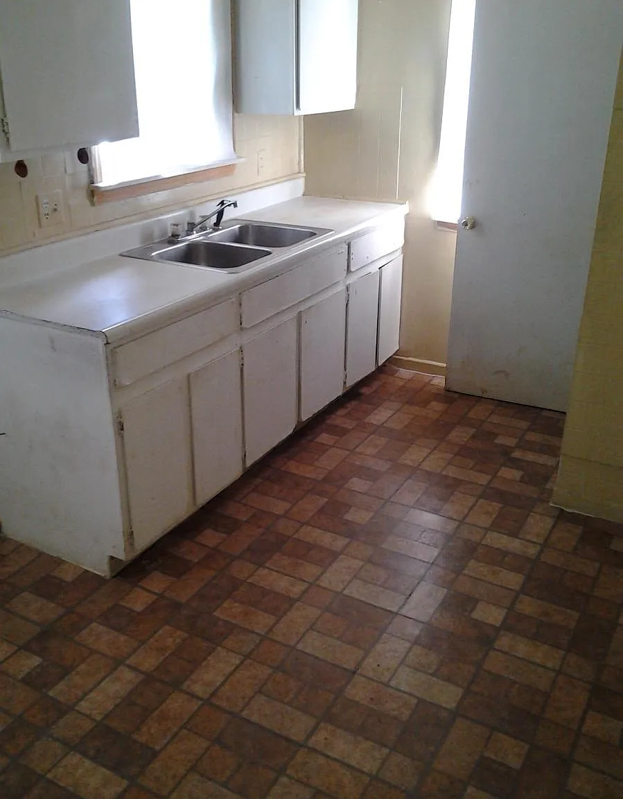 3 bed, 1100 sqft, $1,300 — Photo 2