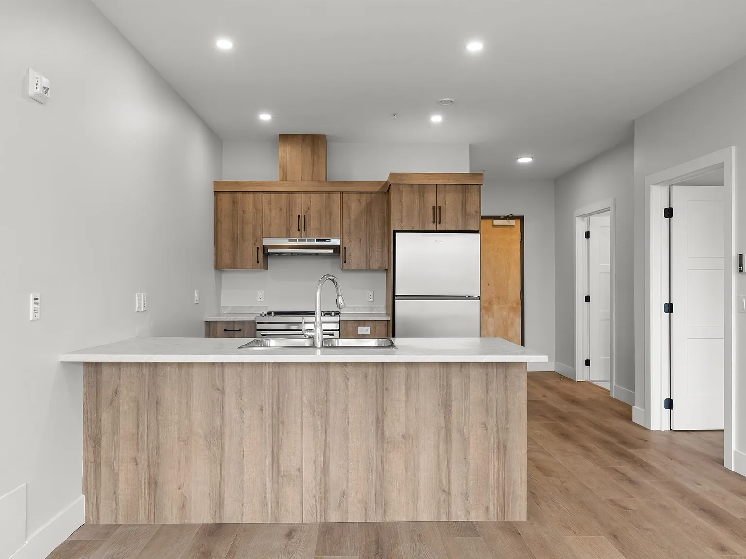 1 bed, 1.0 bath, 760 sqft, $2,350 — Photo 2