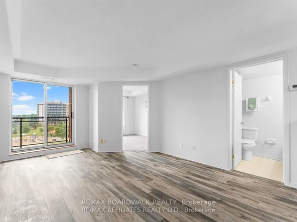 310 Central Park Dr #5S, Ottawa, ON K2C 4G4
