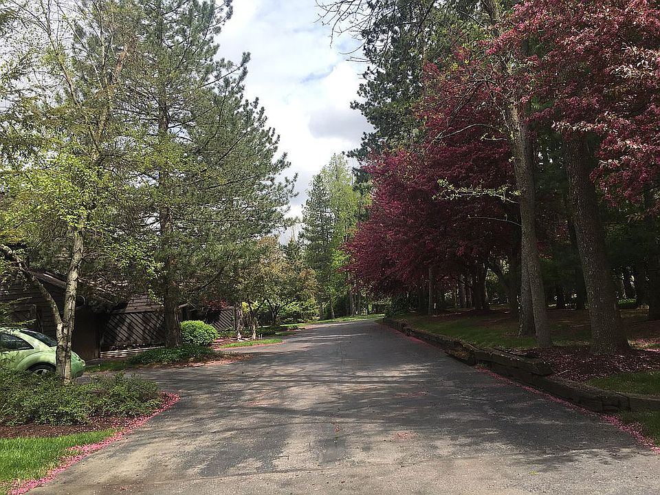 Beautiful wooded community