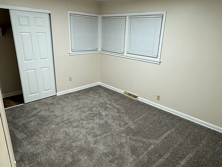 7100 W Fiebrantz Ave — Photo 5