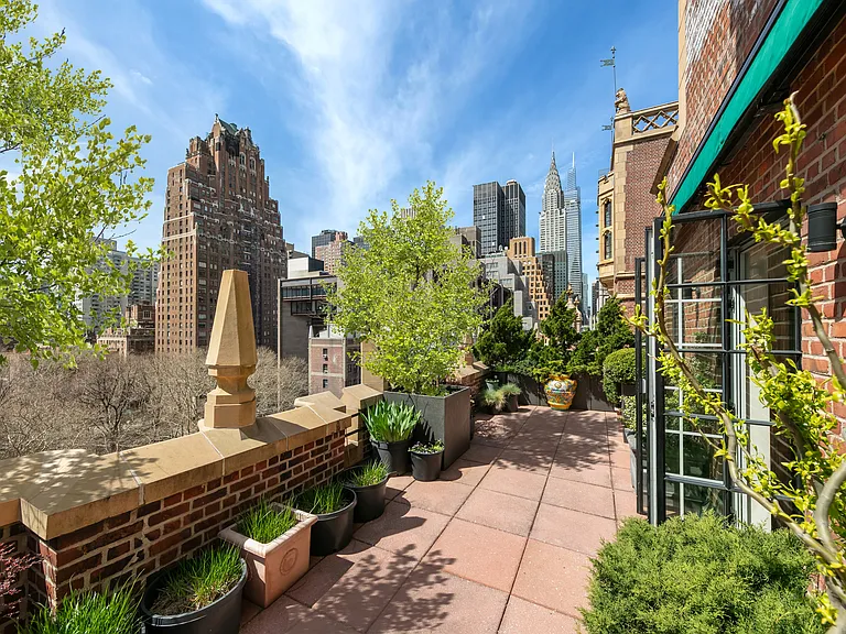 333 E 43rd St #Penthouse 14 — Photo 1