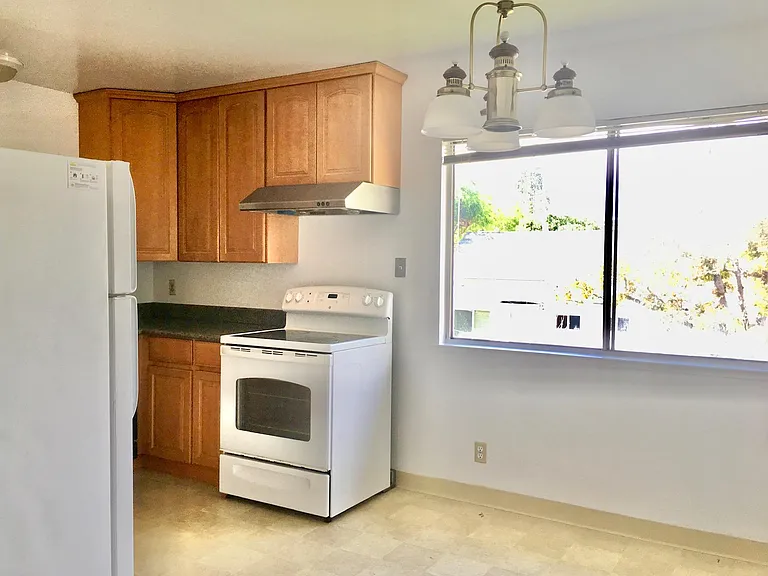 Eat-in kitchen with dining area
