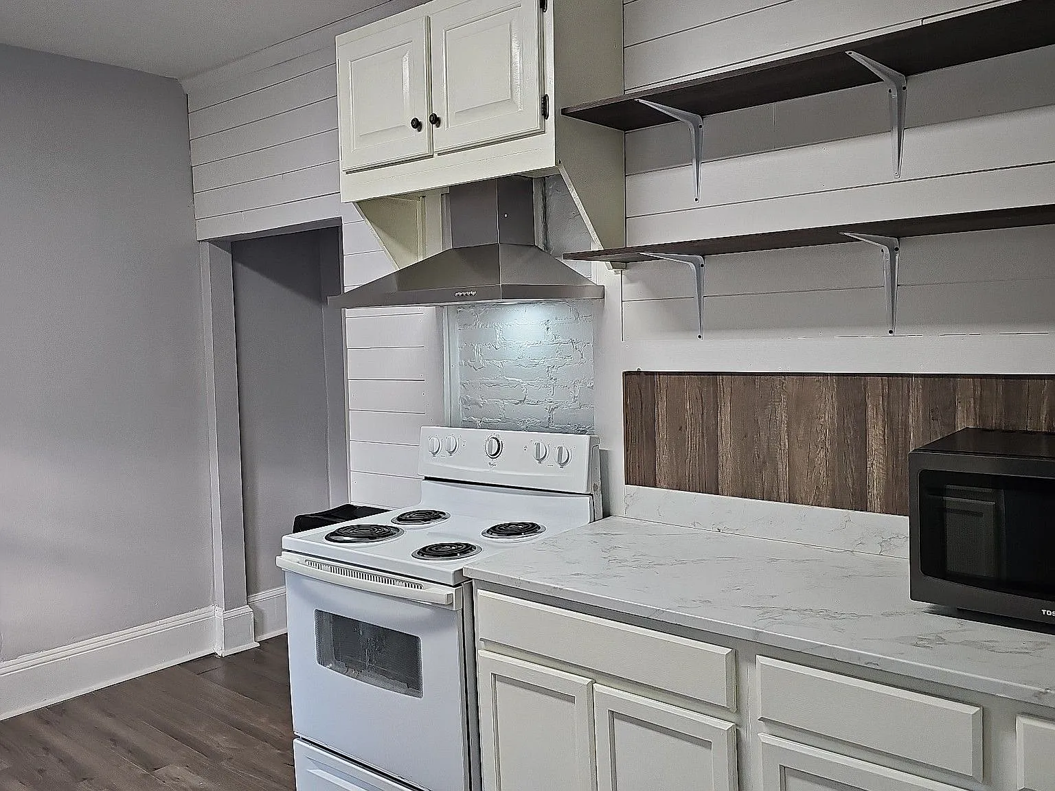 147 W Cromwell St — Photo 1