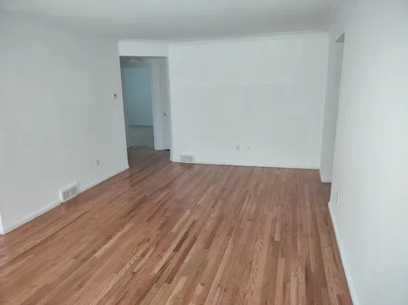 21519 Kingsville St, Harper Woods, MI 48225