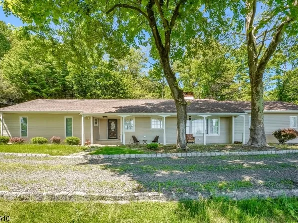 306 Warrenville Rd, Green Brook, NJ 08812