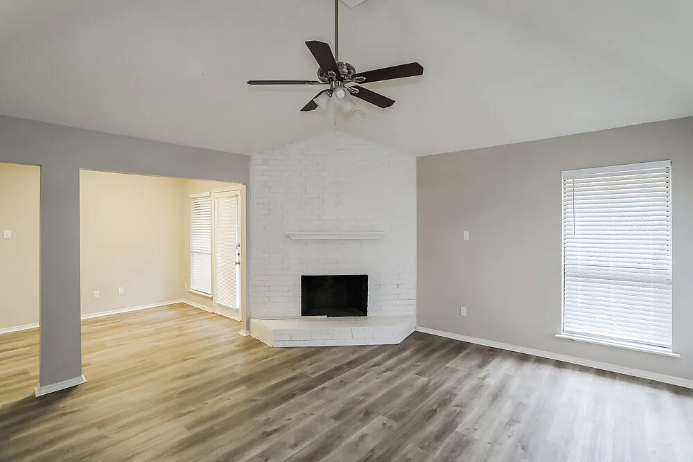 3 bed, 2.0 bath, 1296 sqft, $3,220 — Photo 3