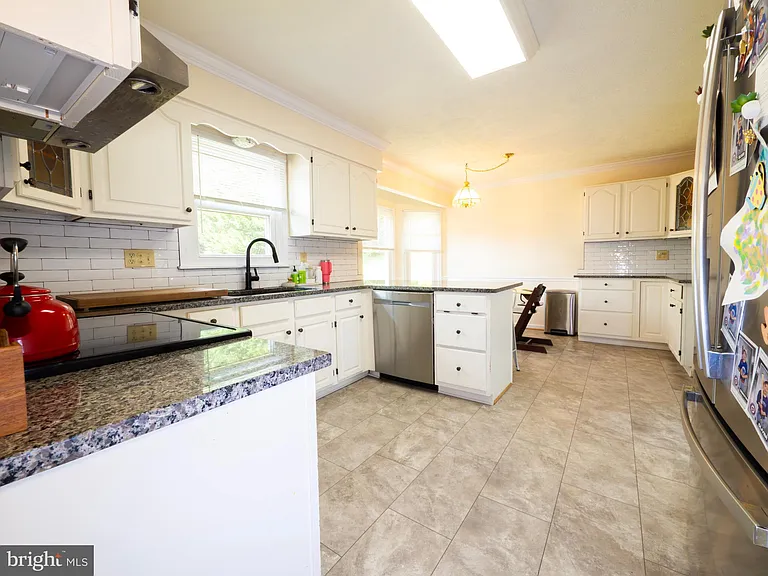 513 Jefferson St — Photo 11