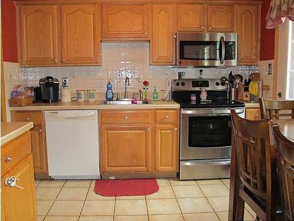 3rd image of 21 Peach Blossom Ln