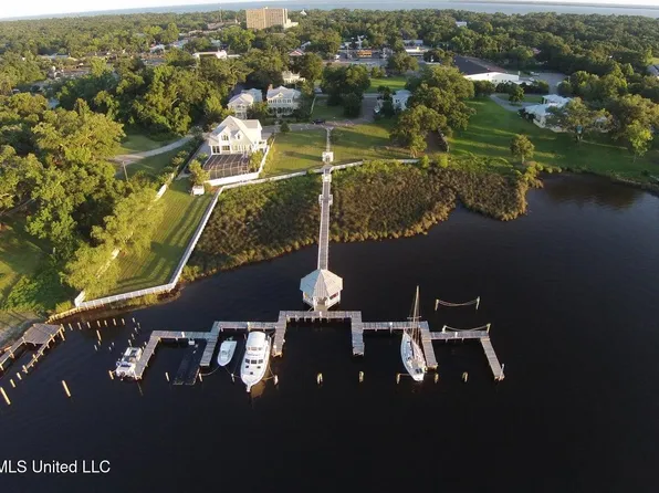 806 Iberville Dr, Ocean Springs, MS 39564