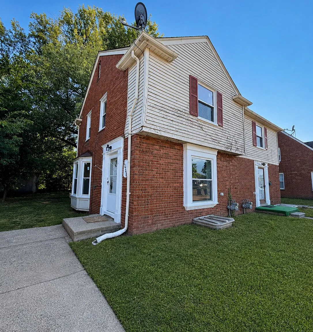3 Bedroom Voucher Accepted! - 21748 Moross Rd, Grosse Pointe, MI — Photo 1