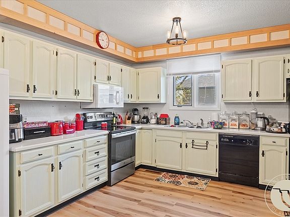 3rd image of 730 Sapphire Ave