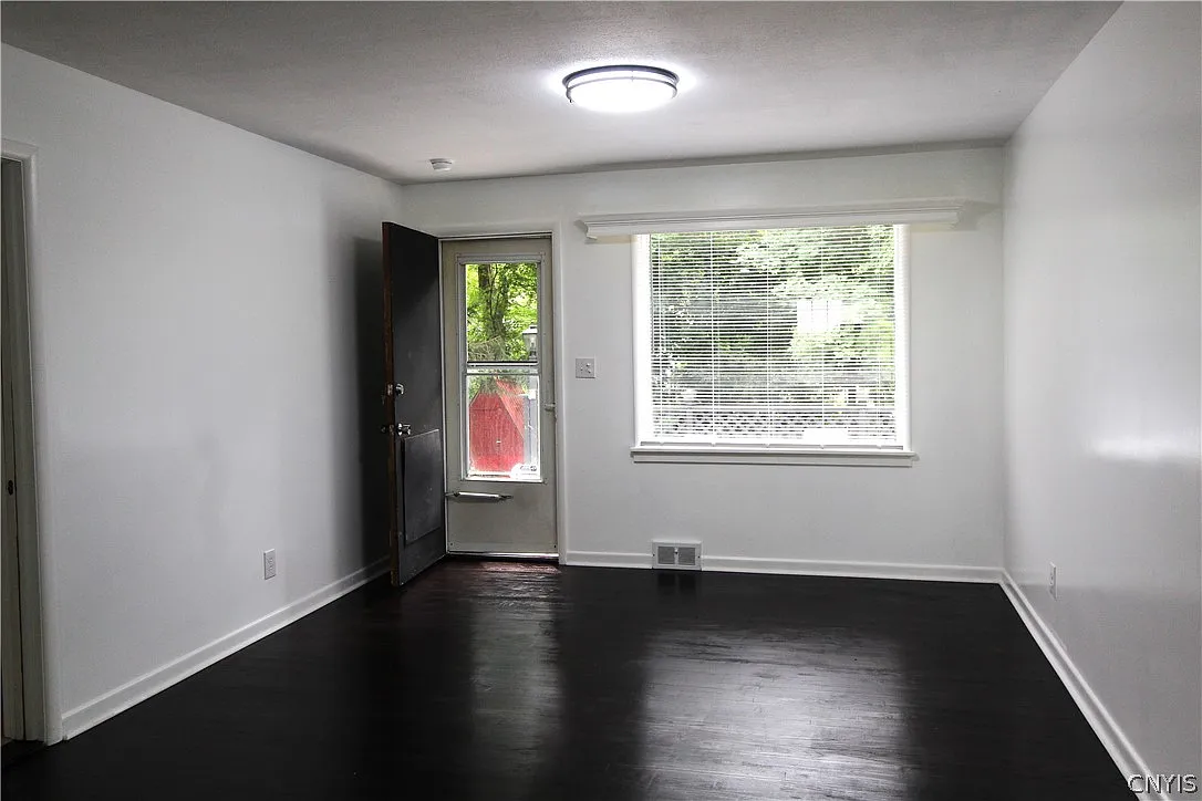 3 bed, 1.5 bath, 1721 sqft, $2,900 — Photo 4