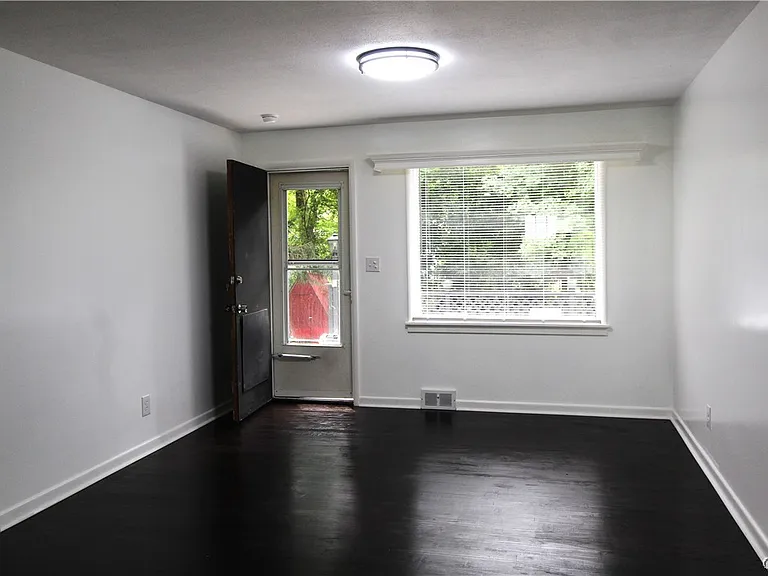 24 Forest Rd — Photo 4