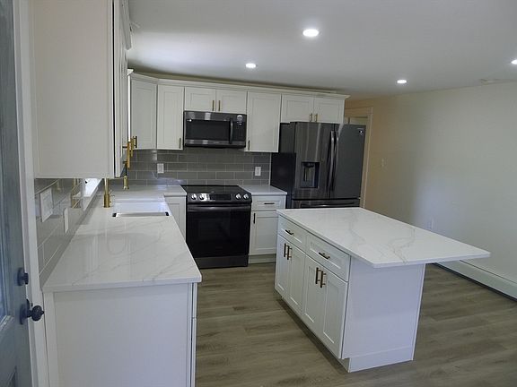 3rd image of 6 Cranberry Meadow Shore Rd