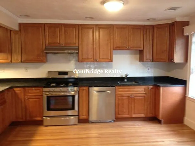 7 bed, 3.0 bath, 1800 sqft, $6,900 — Photo 2