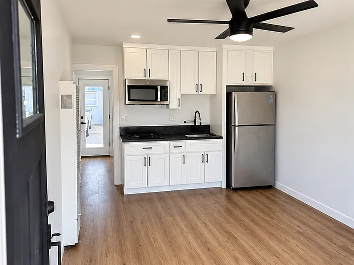 2 bed, 750 sqft, $2,200 — Photo 2
