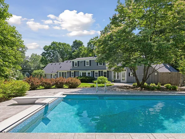 4022 Hillcrest Rd, Deephaven, MN 55391