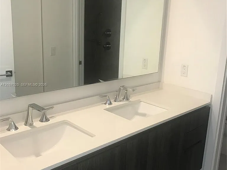 488 NE 18th St #3102 — Photo 2
