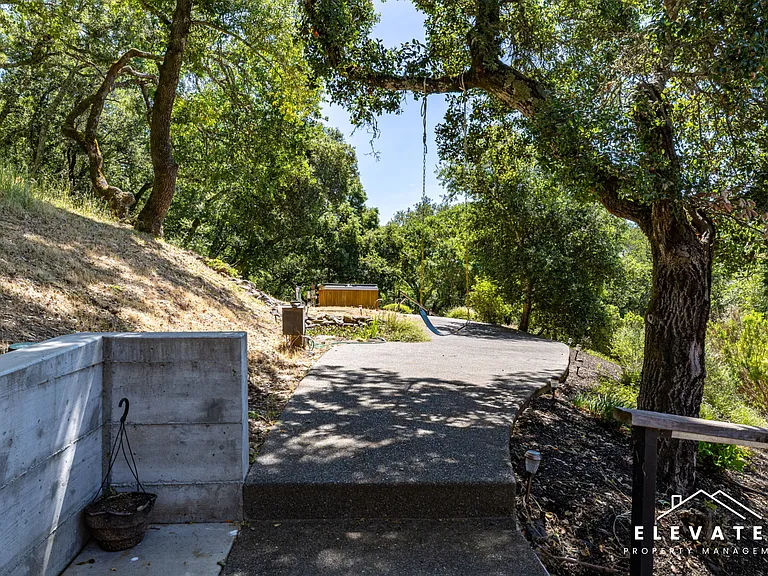 9400 Chalk Hill Rd — Photo 42