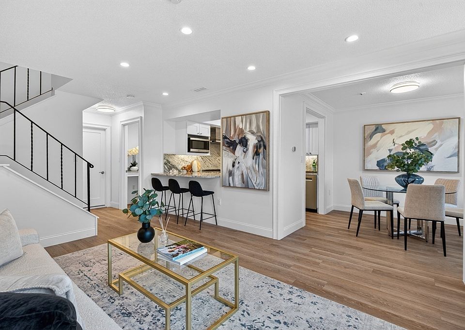 1st image of 11 Rosewood Dr #11