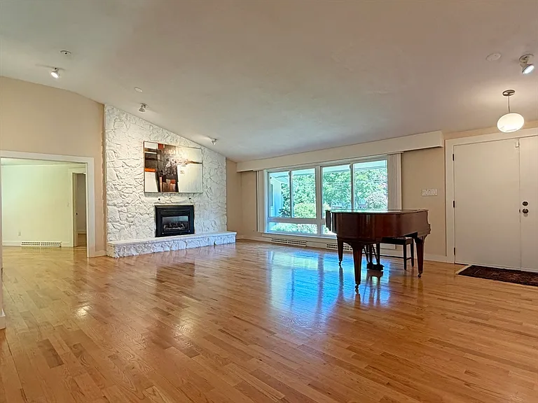 37 Stephen Pl — Photo 8