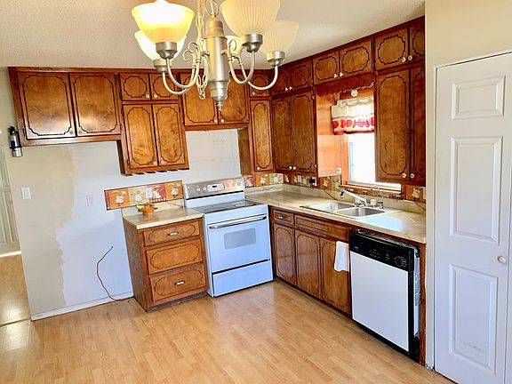 5th image of 616 E 17th St
