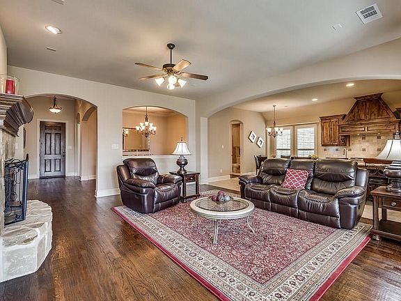 3rd image of 405 Glastonburg Ln