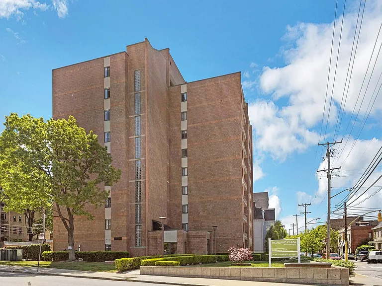 Highland Plaza Apartments — Photo 19