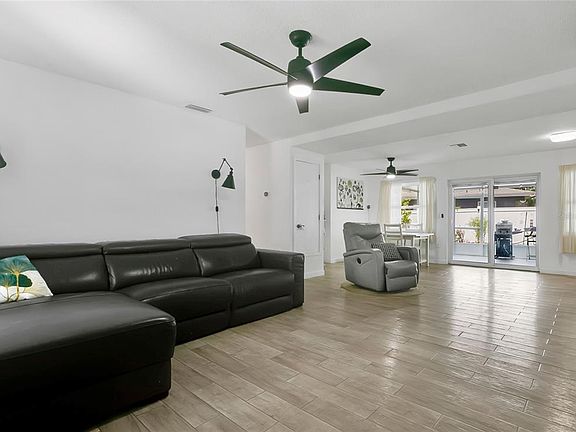 3rd image of 851 Darwin Dr