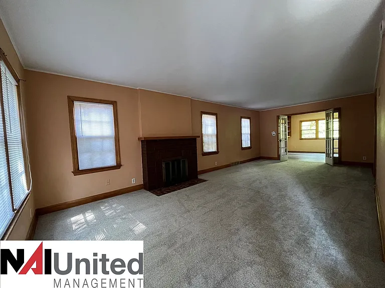 2814 Summit St — Photo 2