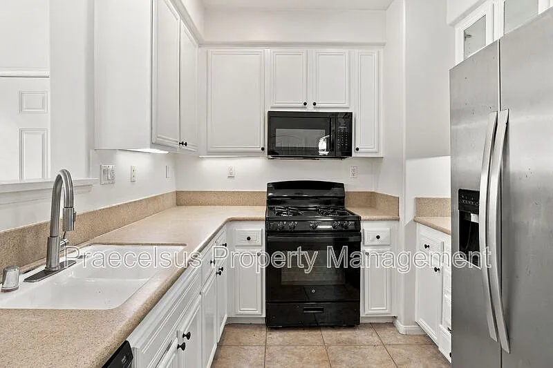 3 bed, 2.5 bath, 1550 sqft, $3,795 — Photo 4