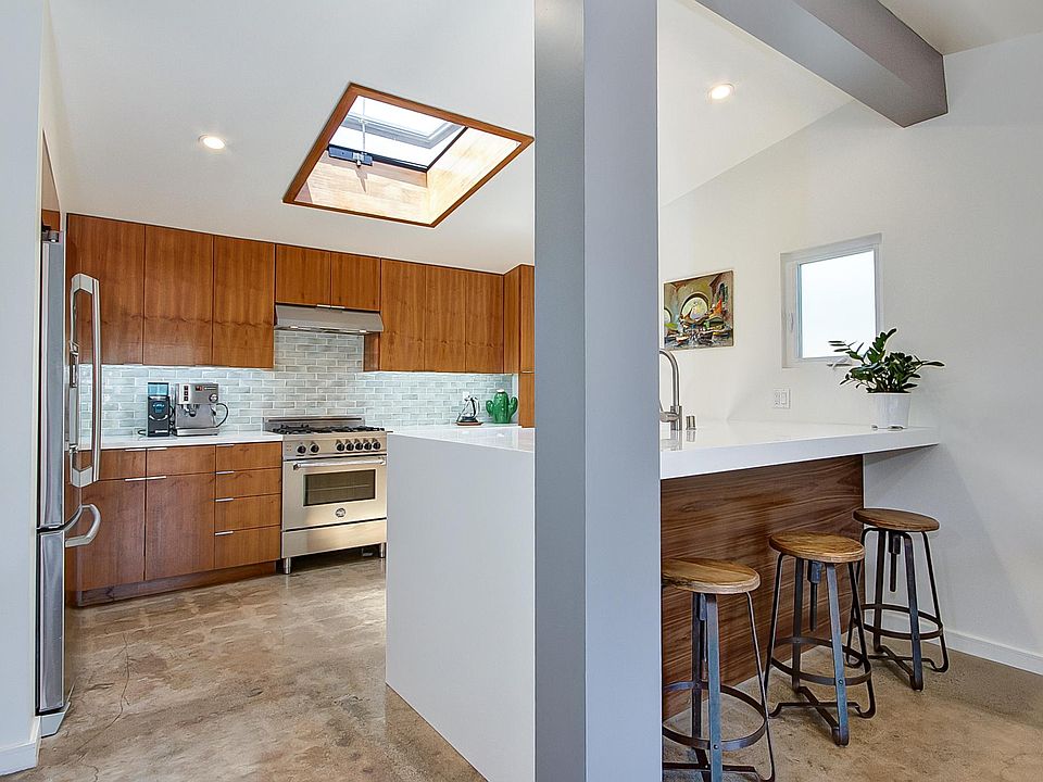 Operable skylight for ocean breeze