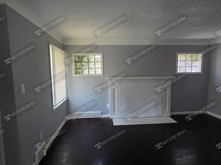 18627 Curtis St — Photo 5