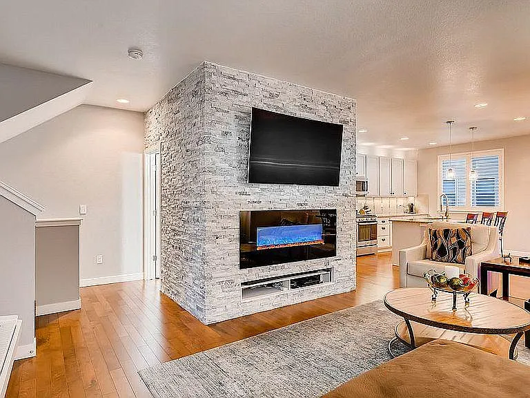 662 E Hinsdale Ave — Photo 3