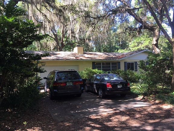 Side enclosed 1 car garage/storage