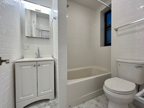 5th image of 412 Cathedral Pkwy #44