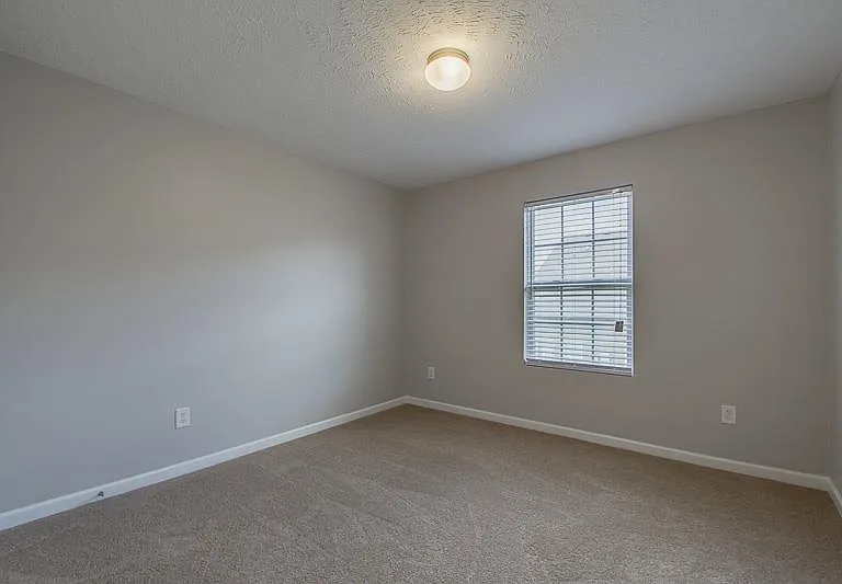 1058 Ashmore Dr — Photo 10