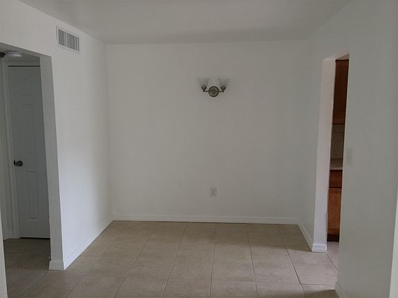 3rd image of 1432 Parkway Dr APT 1B