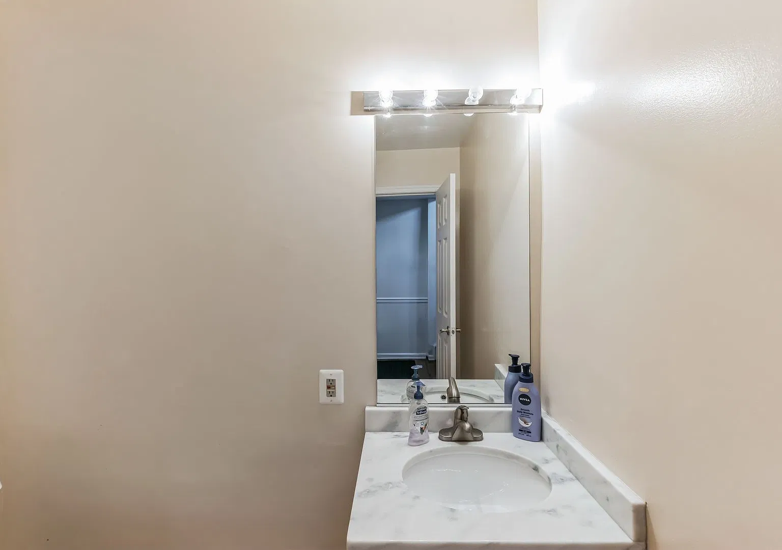 3 Bed 2.5 Bath End Unit Townhome For Rent! — Photo 4