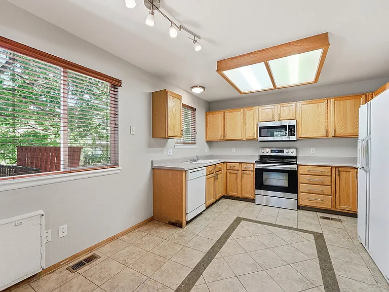 17624 Peyton Dr — Photo 11