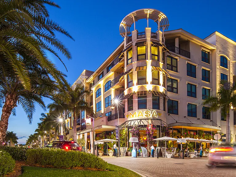 nearby shopping and restaurants