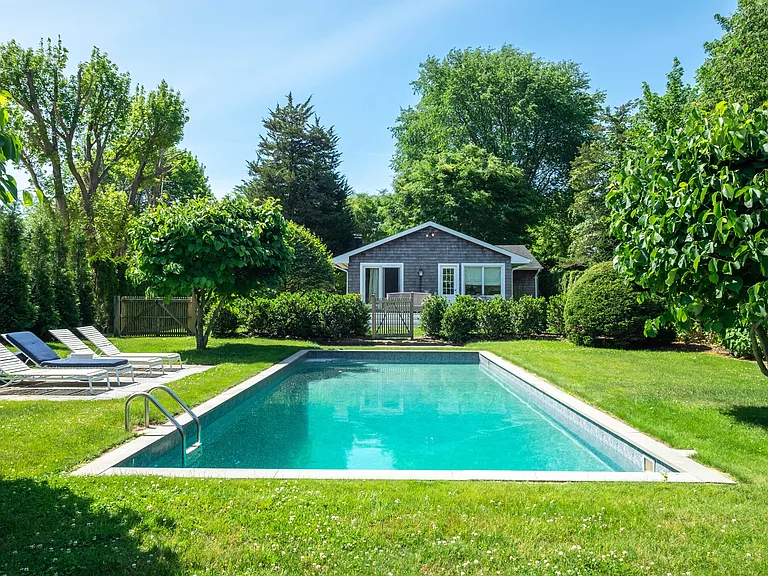 241 Pantigo Rd — Photo 1
