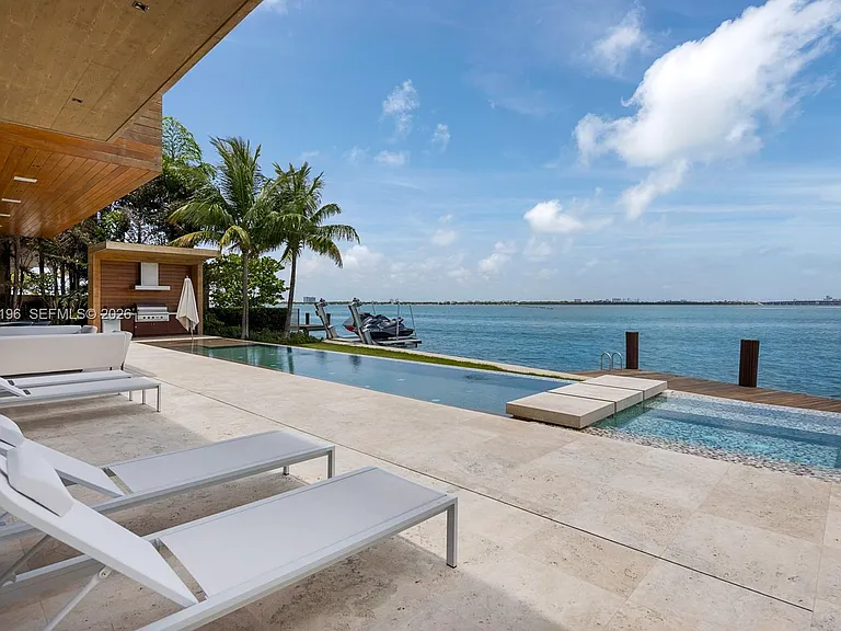 825 E Dilido Dr — Photo 29