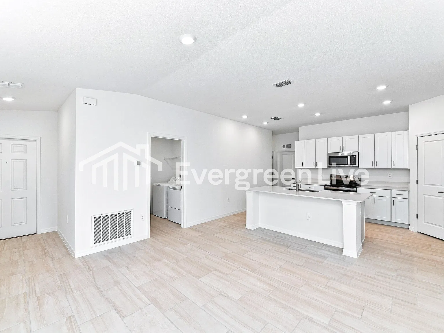 4 bed, 2.0 bath, 1817 sqft, $2,095 — Photo 4