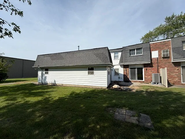 2 bed, 1.5 bath, 1200 sqft, $1,150 — Photo 2