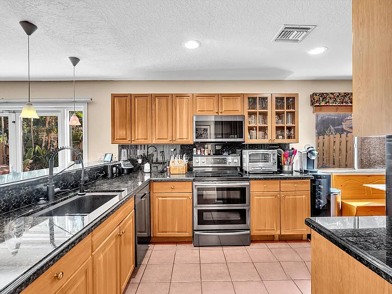 1449 Banyan Cir — Photo 4