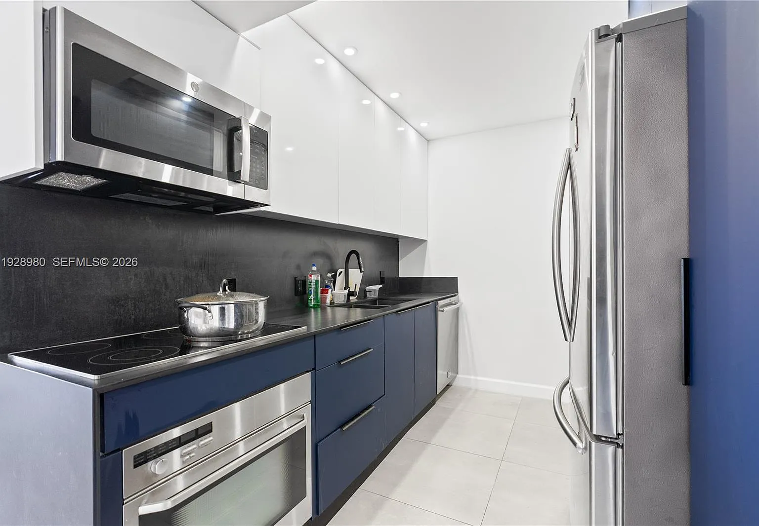 Coronado Condo Tower Ii — Photo 1