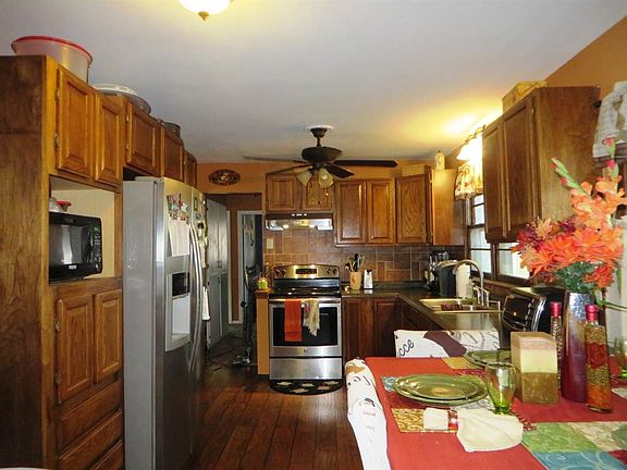 4th image of 2031 S Saint Clair Ave